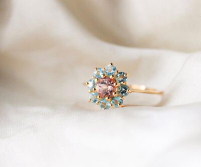 Anello margherita con topazio azzurro e tormalina rosa al centro