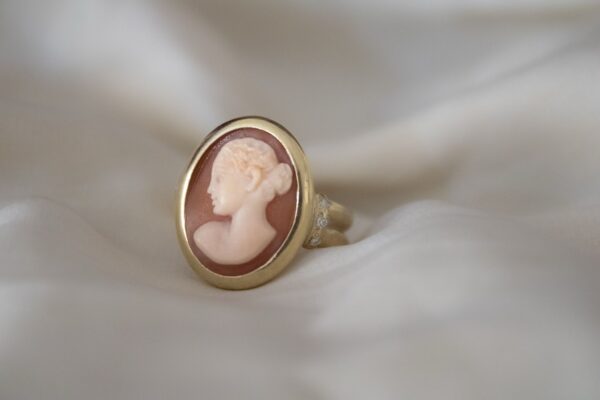 Anello Sanguis con cammeo